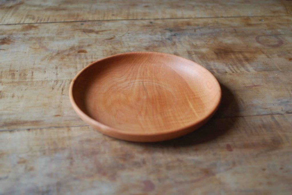 assiette plate en bois à bords droits en poirier